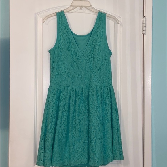 Mint lace dress - Picture 3 of 4